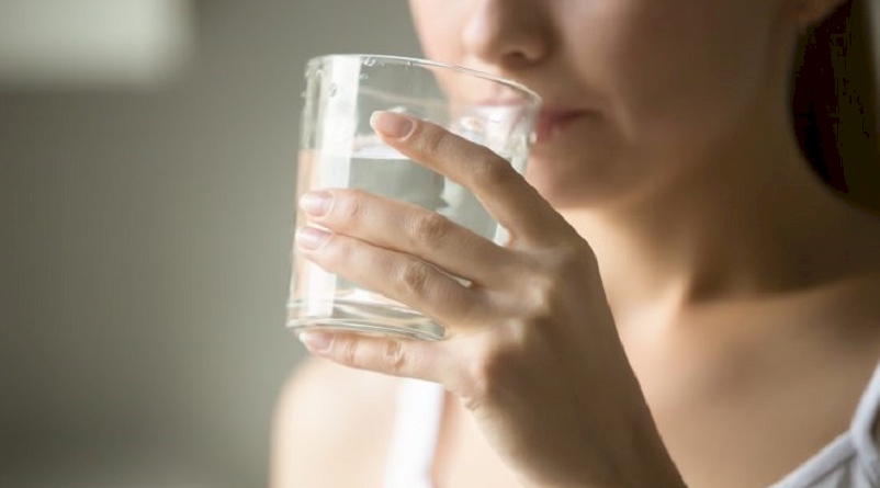 το πόσιμο νερό σας βοηθά να χάσετε βάρος