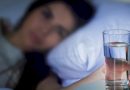 Έχετε ένα ποτήρι νερό δίπλα στο κρεβάτι σας το βράδυ; Να γιατί είναι κακή συνήθεια