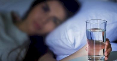 Έχετε ένα ποτήρι νερό δίπλα στο κρεβάτι σας το βράδυ; Να γιατί είναι κακή συνήθεια